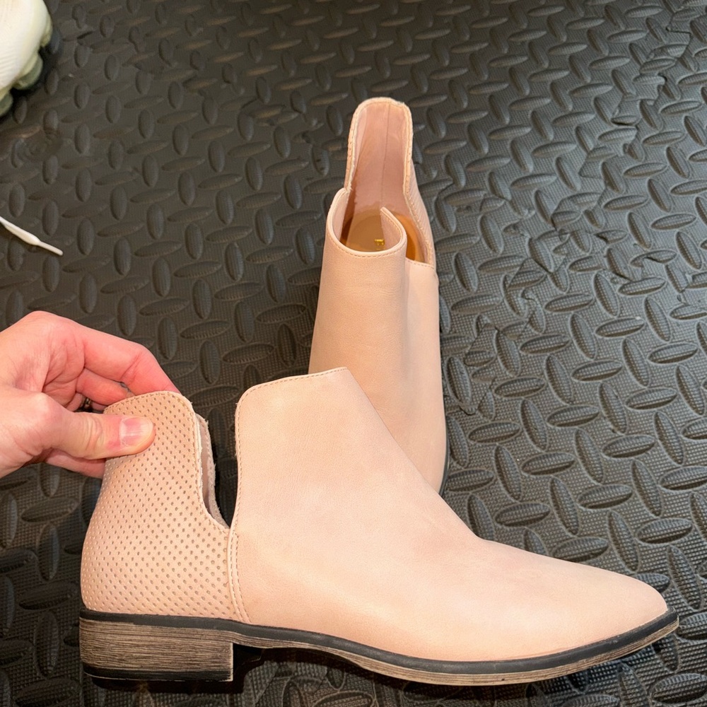 Boots - Picture 3 of 5